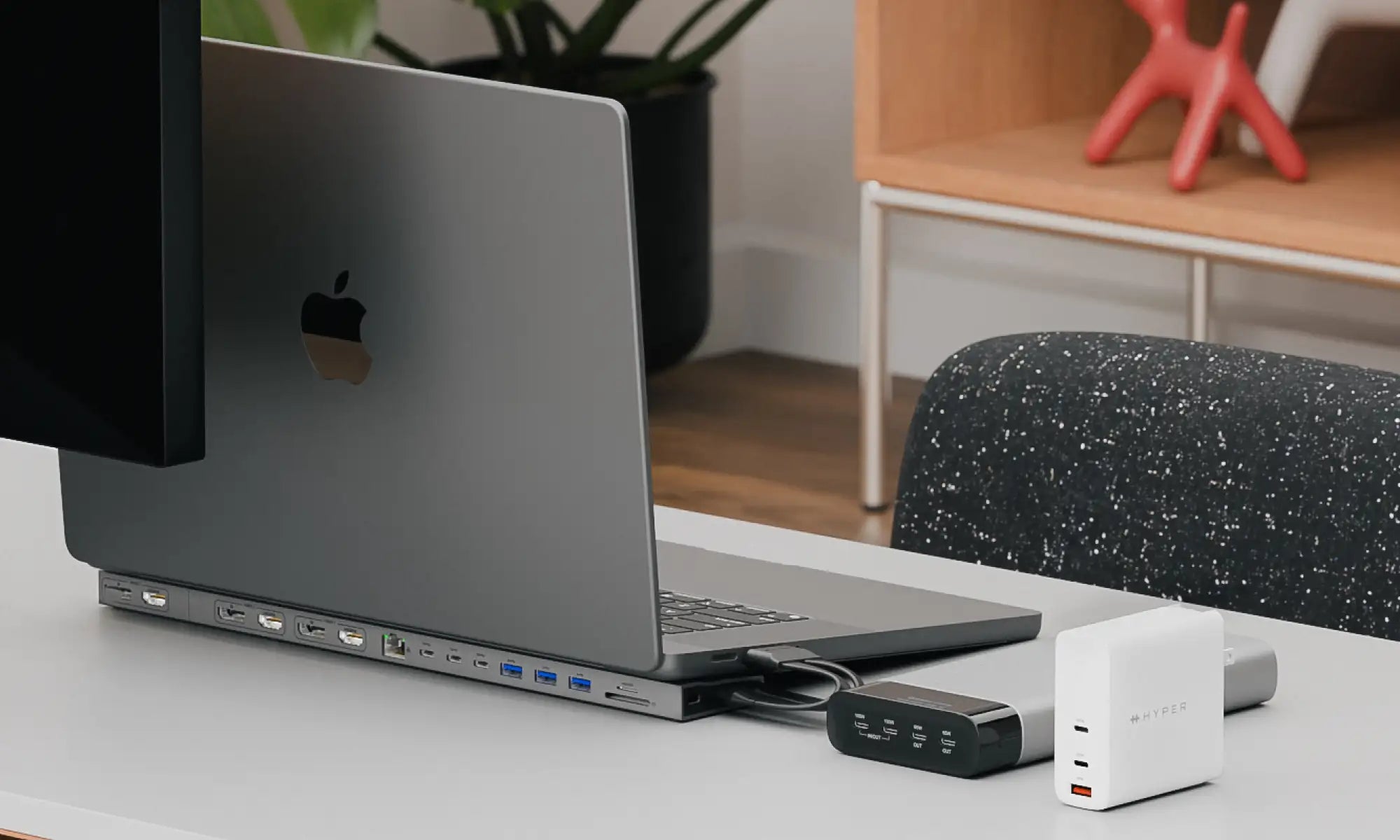 A Guide to Dual and Triple Extended Monitor Setups for MacBooks